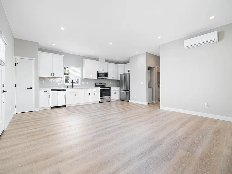 1152 Cotton St — Photo 2