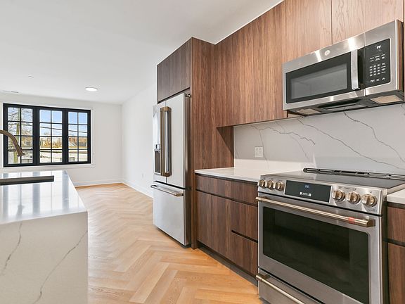 2nd image of 100 E Putnam Ave #211