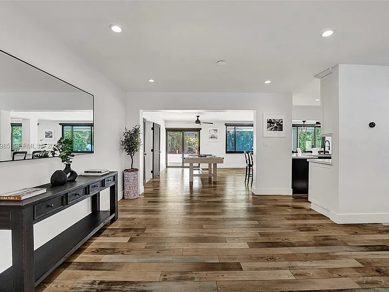 915 NW 7th St — Photo 7