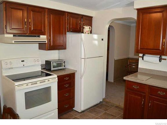 3rd image of 302 Wrexham Ct N