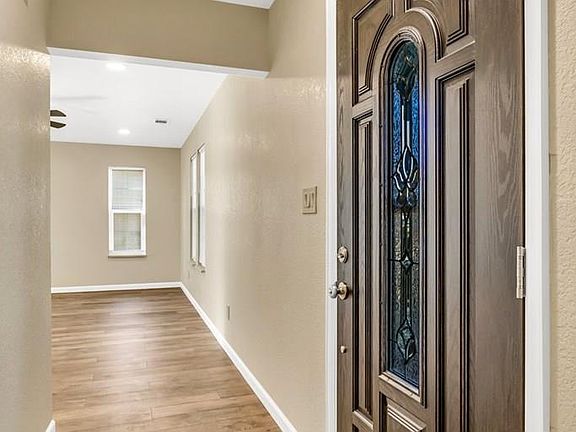 3rd image of 106 Carrillon Ln