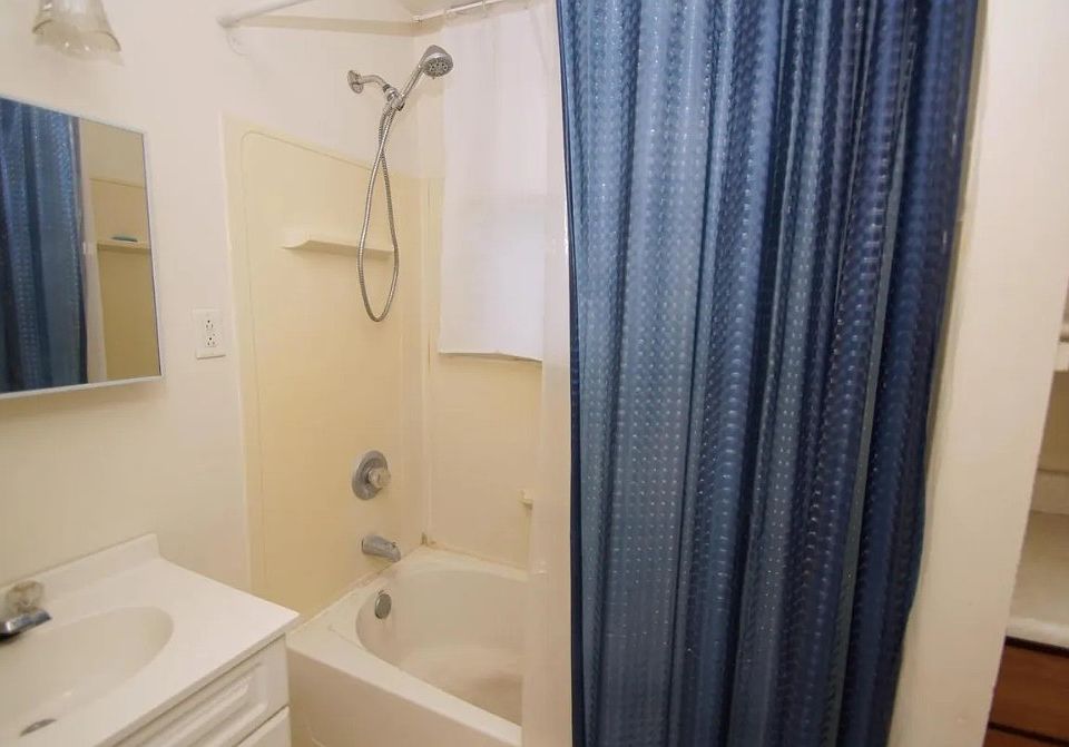 1st image of 914 W 15th St #914