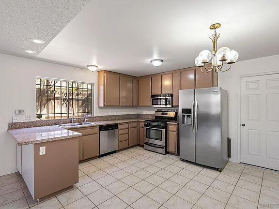 5th image of 3050 Redford Pl