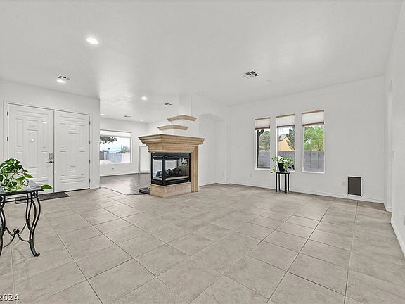 4th image of 5603 Lusitano St
