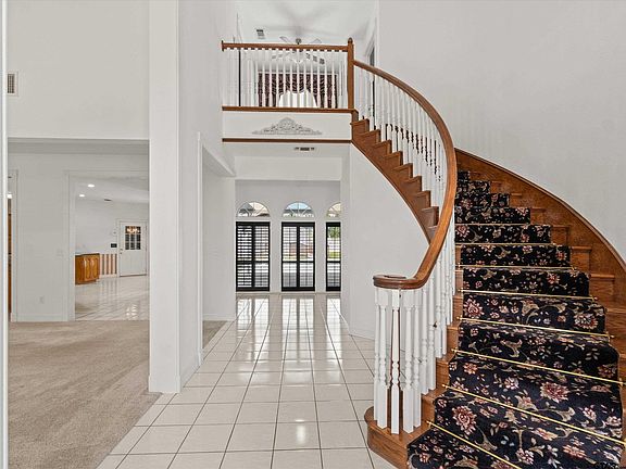 5th image of 220 Dogwood Cir