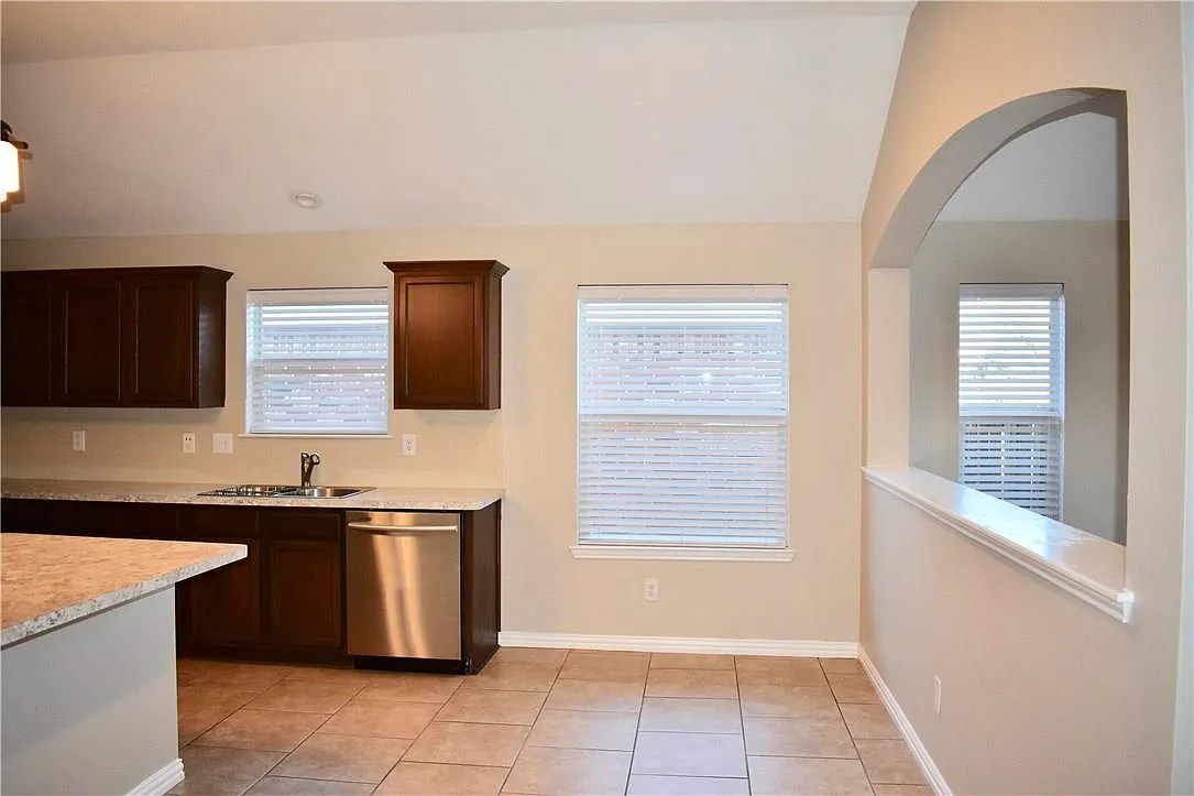 3 bed, 1770 sqft, $2,150 — Photo 2
