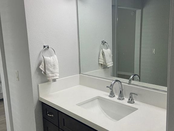 3rd image of 5540 Owensmouth Ave APT 301