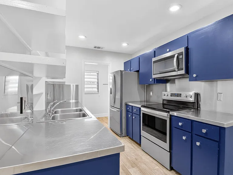 725 Heron Dr — Photo 2