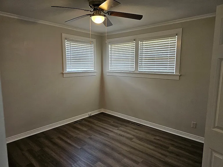 811-811 University Ave — Photo 13