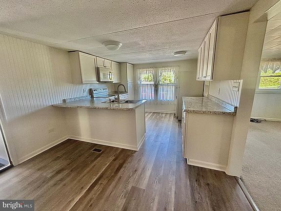 3rd image of 790 Antrim Ln