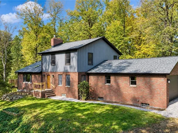 25700 Taylor St, Olmsted Falls, OH 44138