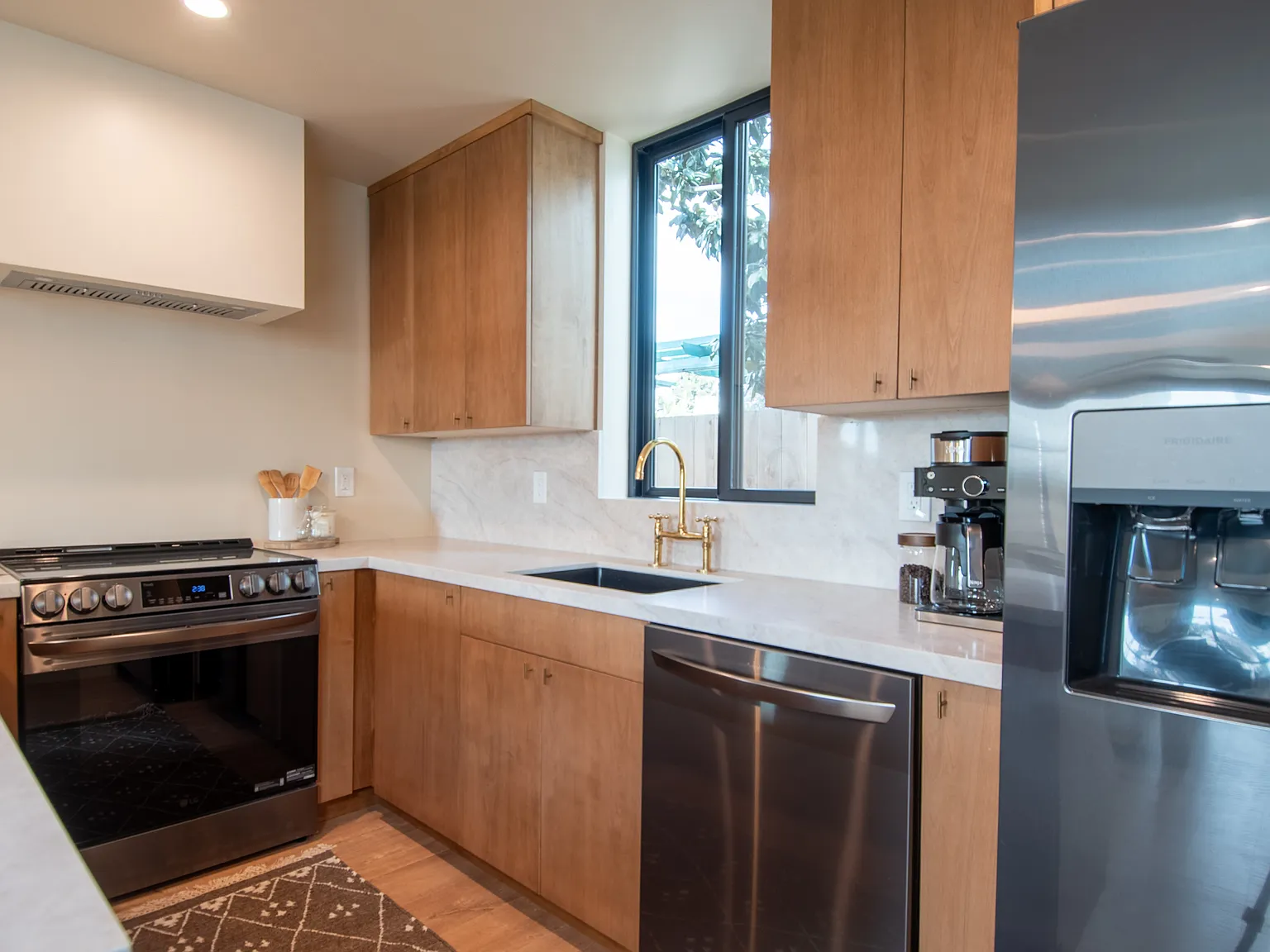 2 bed, 1.5 bath, 968 sqft, $4,000 — Photo 3