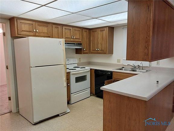 4th image of 851 N Main St