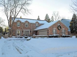 263 Vendome Ct, Grosse Pointe Farms, MI 48236