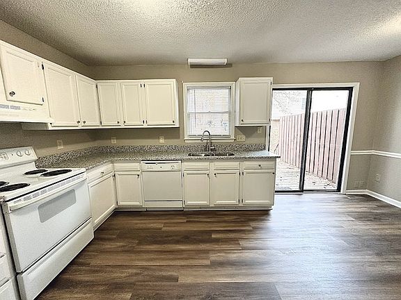 5th image of 6611 English Ivy Ln