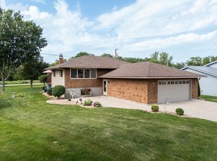 10 Hillcrest Ct SW, Pine Island, MN 55963