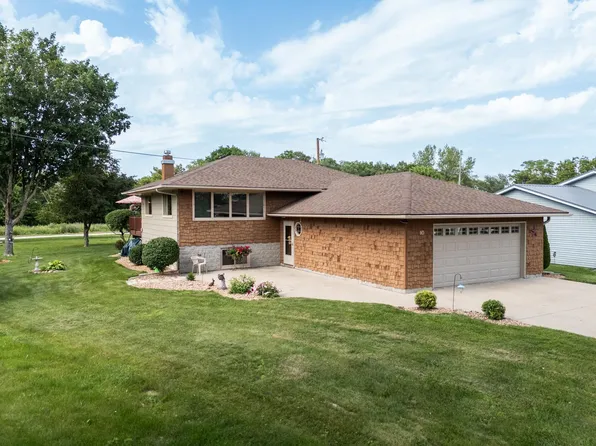 10 Hillcrest Ct SW, Pine Island, MN 55963
