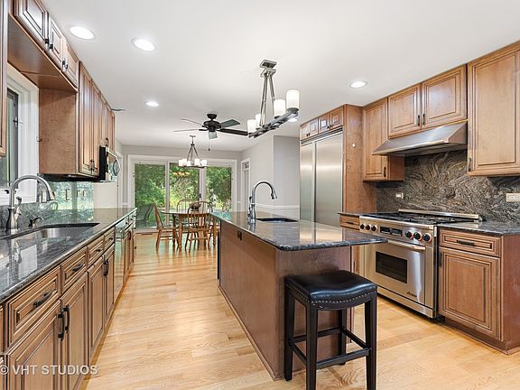 4th image of 809 Woodleigh Ave
