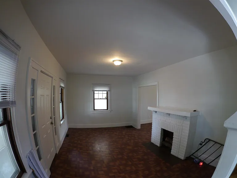 915 Woodstock Ave — Photo 4