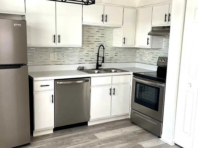 Canterbury Place Apartments — Photo 21