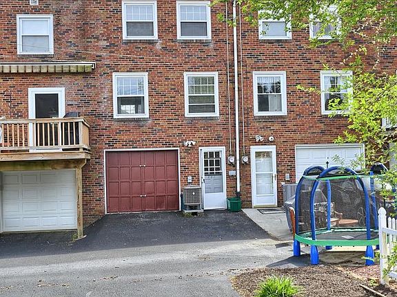 5th image of 251 W Willow St