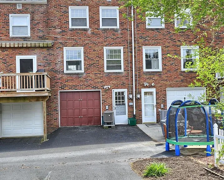 251 W Willow St — Photo 5
