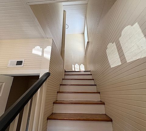 2nd image of 1126 Nash St N #B