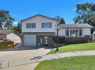 9101 Elm Cir, Hickory Hills, IL 60457