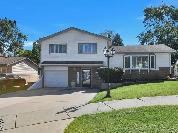 9101 Elm Cir, Hickory Hills, IL 60457