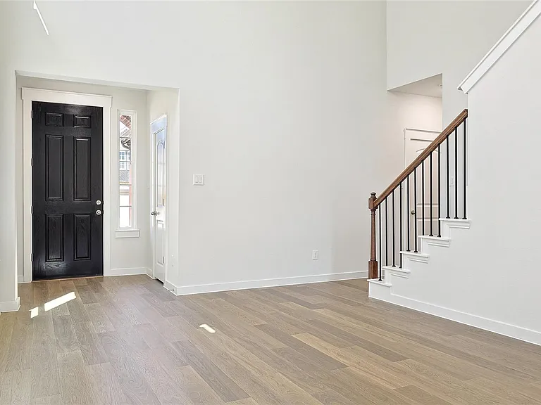 623 Russell Dr — Photo 3