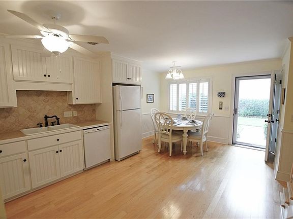 Beautiful kitchen with dining area and lots of sunlight!
