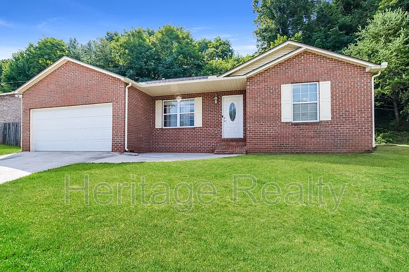 3 bed, 2.0 bath, 1328 sqft, $2,000 — Photo 3