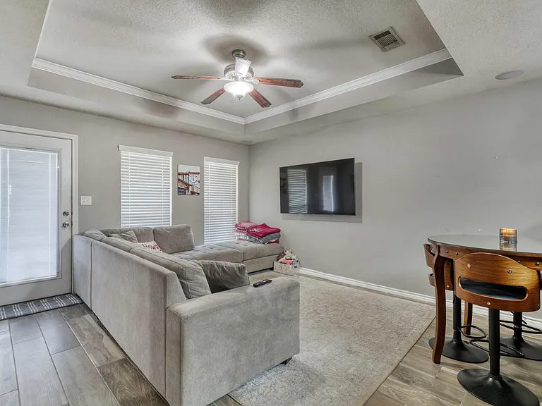1008 Gardenia St — Photo 6