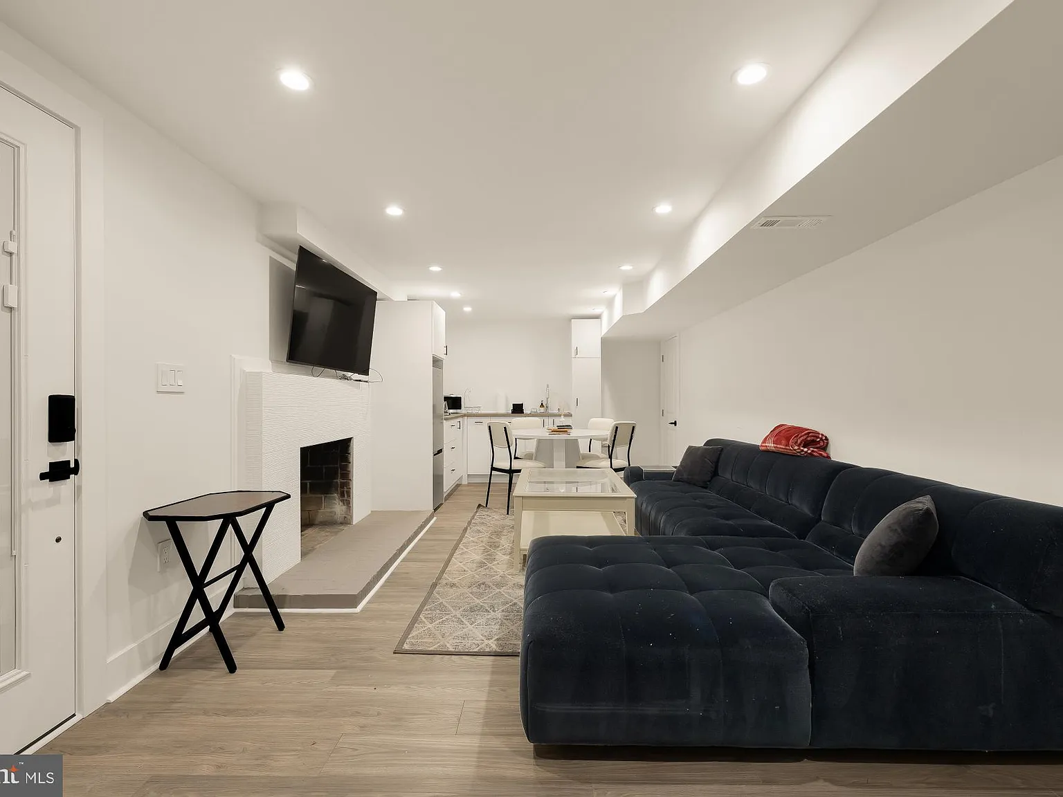 1 bed, 1.0 bath, 700 sqft, $2,000 — Photo 3