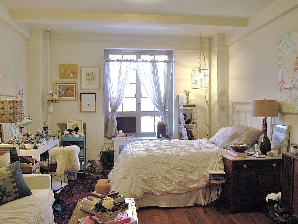 2nd image of 208 W 23rd St APT 702