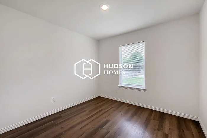 2504 Lyle Ave — Photo 7