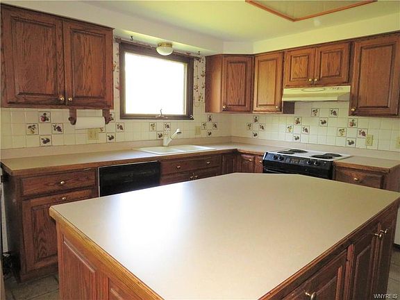 3rd image of 30 Fieldstone Dr