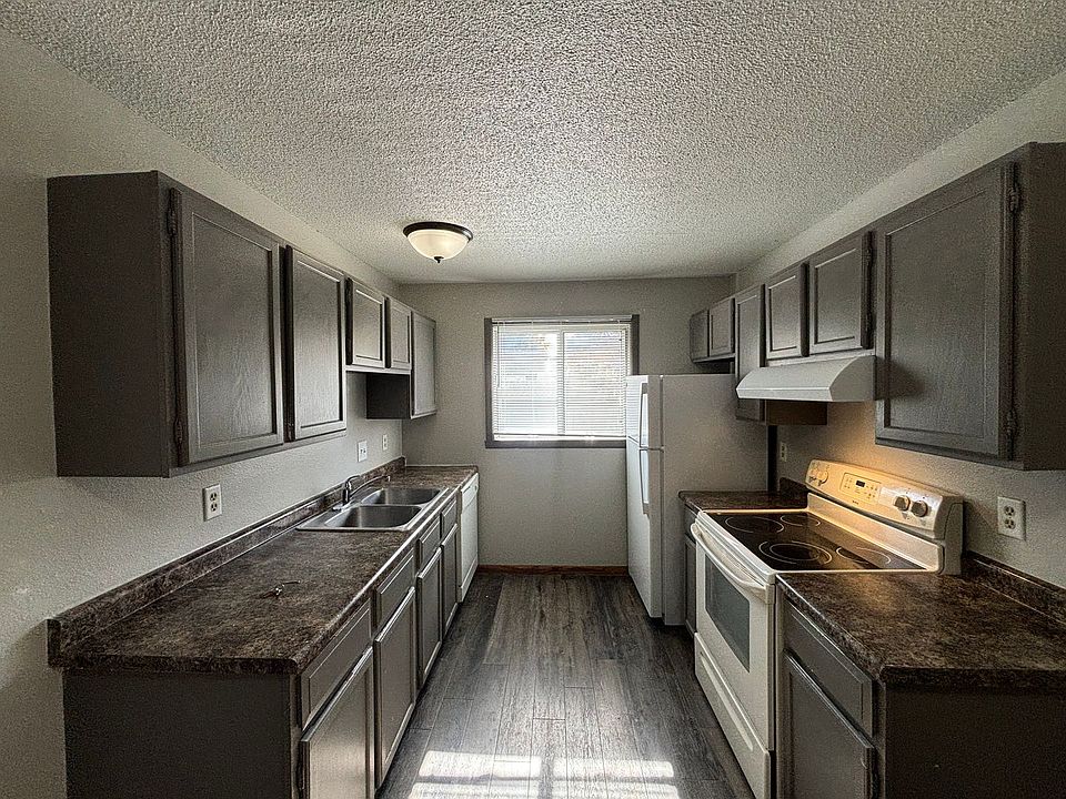 1st image of 2505 Country Club Pkwy #12