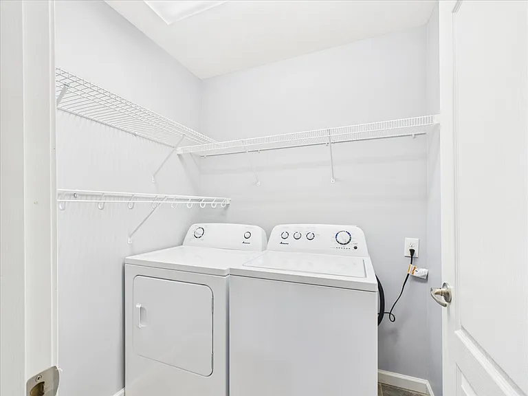 156 Stonefield Dr — Photo 16