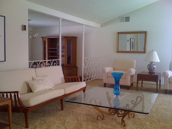 Living room w/vaulted ceilings