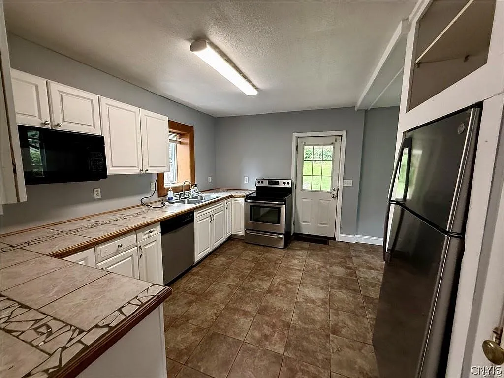 3 bed, 1.5 bath, 1440 sqft, $1,300 — Photo 4