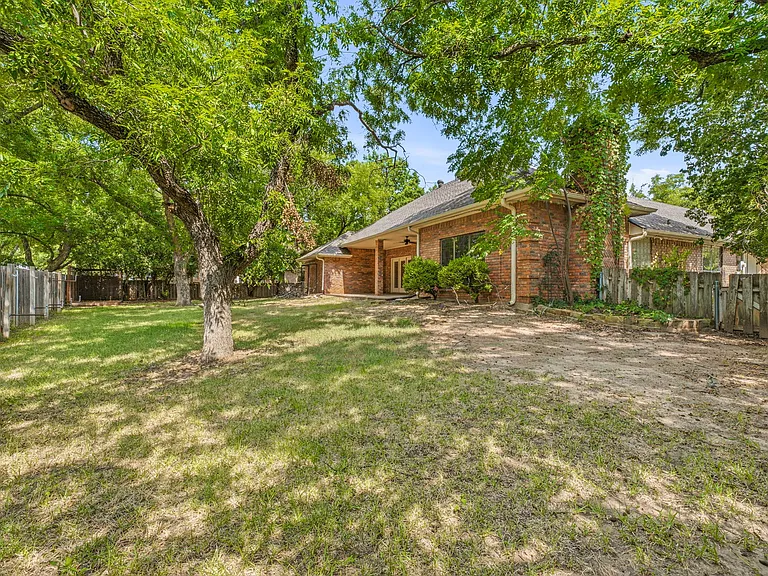 6023 Melrose Cir — Photo 17
