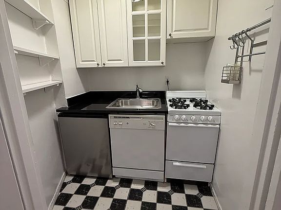3rd image of 304 E 73rd St APT 3D
