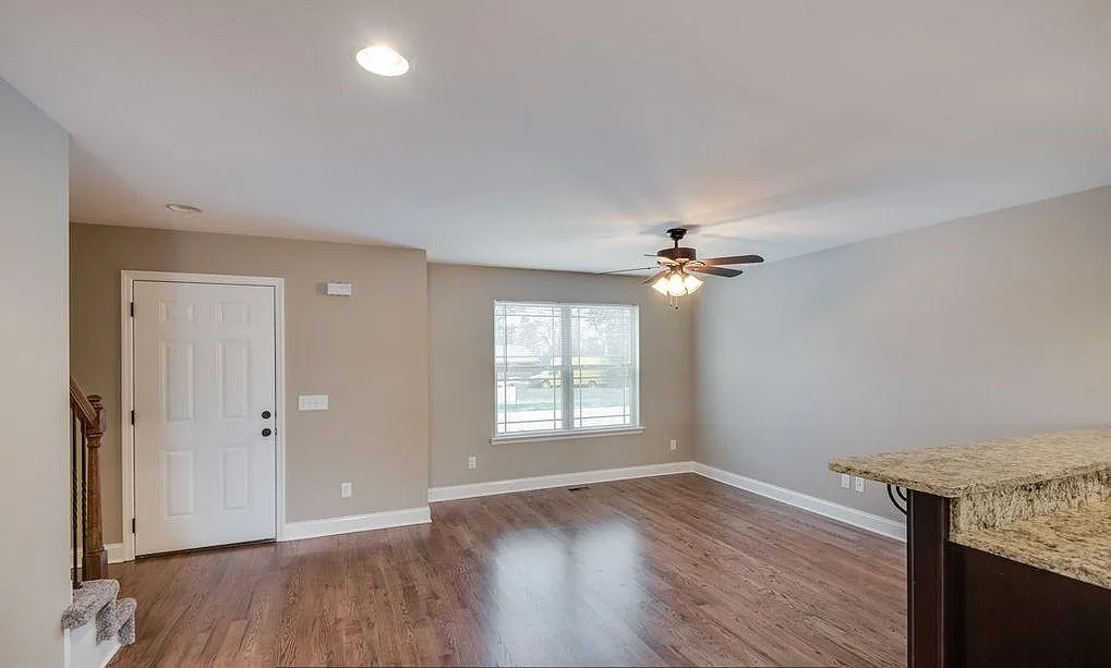 2 bed, 2.5 bath, 1300 sqft, $1,370 — Photo 4