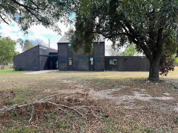 36631 Commanche Rd, Wallis, TX 77485