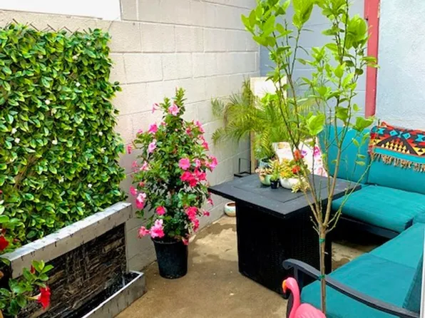 5 Sea Breeze Townhome Apartments