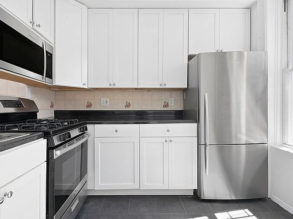 4th image of 218 Hawthorne St #4