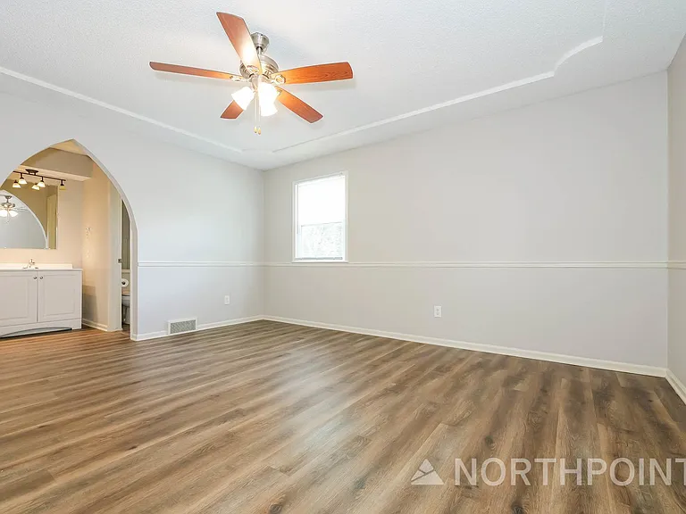 304 Johnston Dr — Photo 7