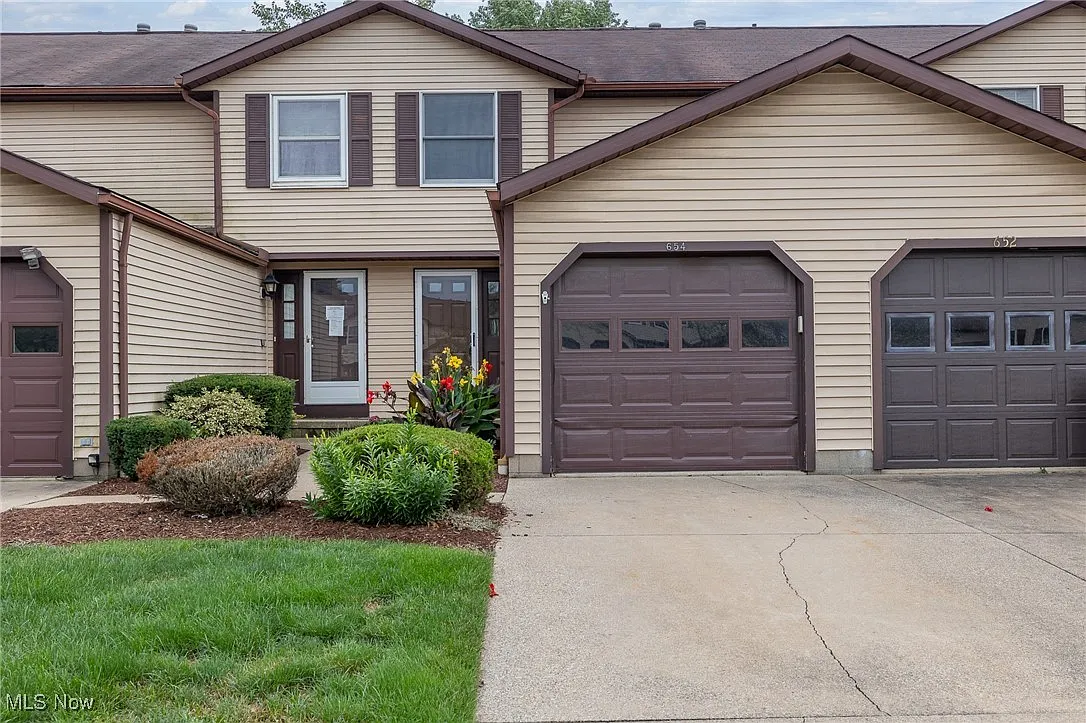 654 Topaz Ln photo 1