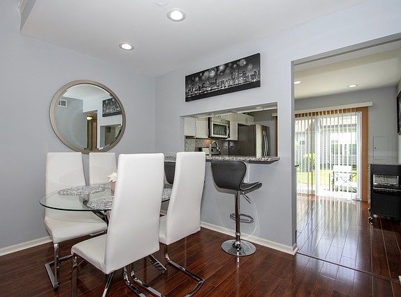 4th image of 1293 Woodlake Dr
